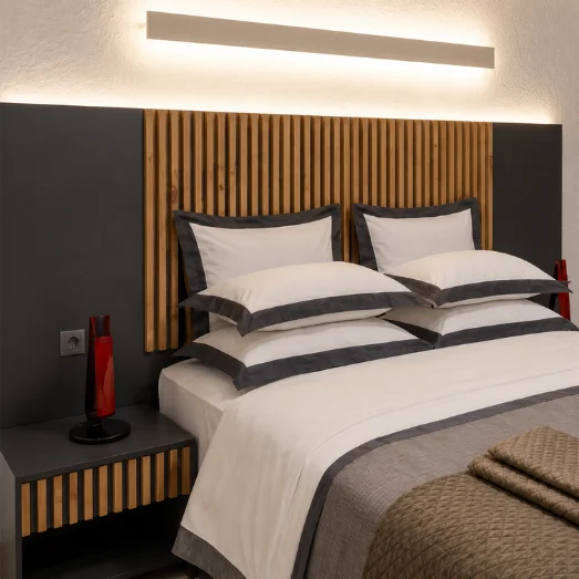 Tête de lit en tasseaux bois et panneaux décoratifs pour chambre d'hôtel moderne